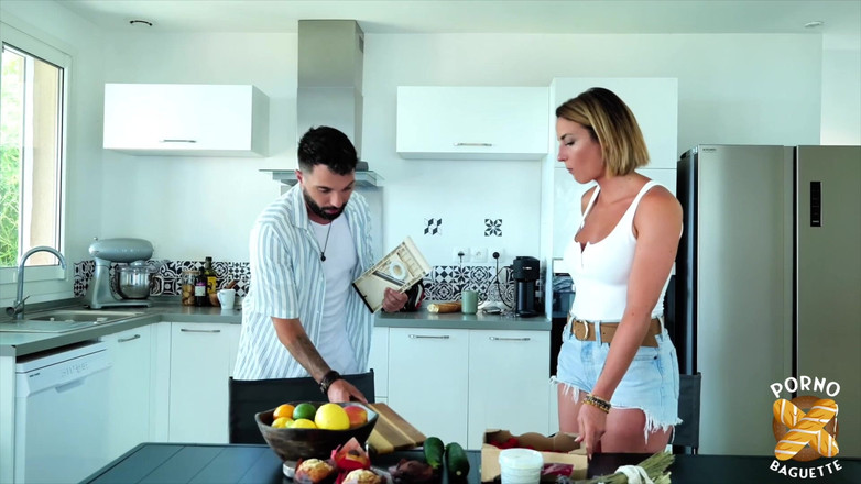 Porno Baguette: Pam, belle blonde, se fait baiser jusqu’à l’os