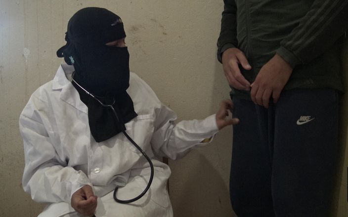 Souzan Halabi: Doctora musulmana traviesa hace una paja a uno de sus...