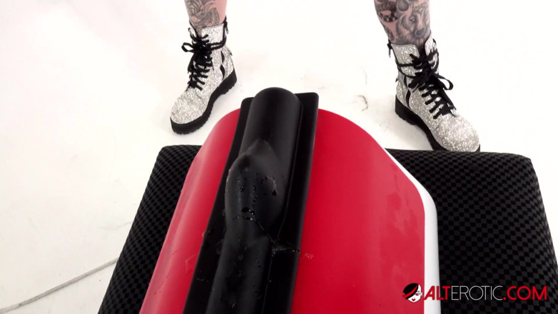Alt Erotic: Tattooed Amber Luke rides the tremor for the first time