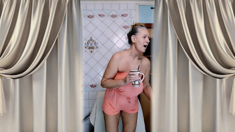 Lukerya: Starsza gospodyni Domowa Lukerya w kuchni. Wesoły flirt