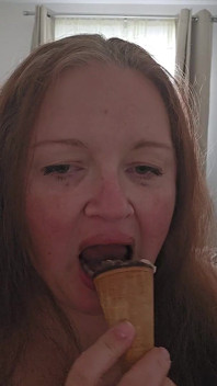 Makan es krim bisa sangat seksi