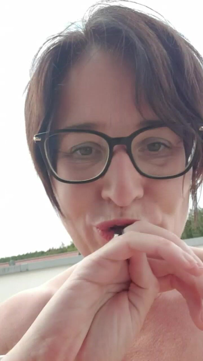 JulieEroticDress: Vlastní výprask se stříkáním