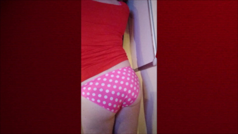 Joslin: 빨간 드레스를 입고 춤을 추는 Sissy Joslin