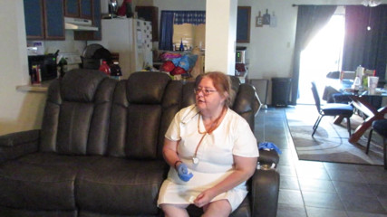 BBW nurse Vicki adventures with friends: L'infermiera Vicki dà a Breanna Il suo colpo nel culo...