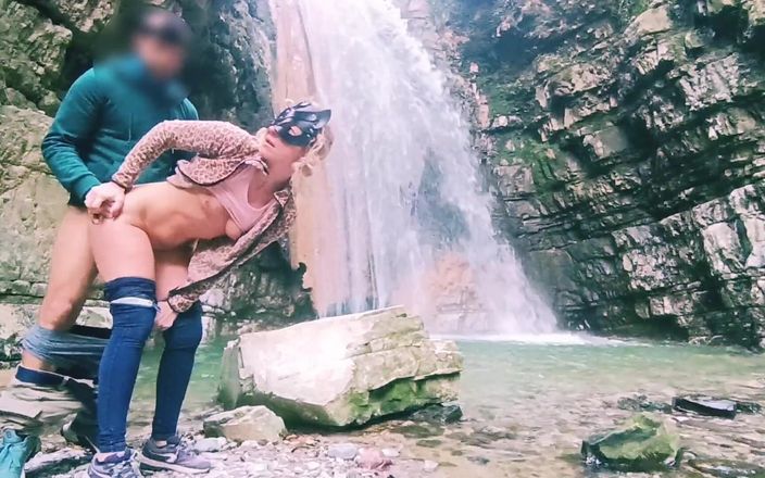 Sportynaked: Venkovní vodopády šukají s křičícím orgasmem