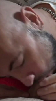Junger hetero-typ lutscht großen schwanz