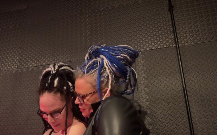 Domina Dark: Singletails tanzen auf ihrem körper
