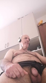 Ich masturbiere meinen harten Schwanz und genieße es wie ein Schwein, während ich einen Pornofilm schaue!
