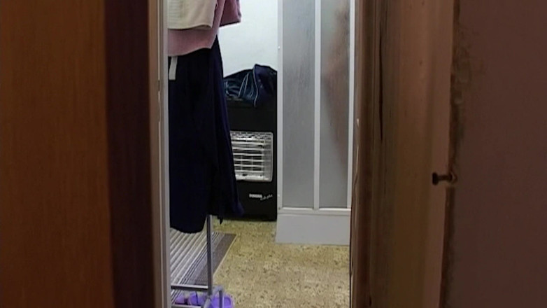THAGSON 18+: Nena se desnuda y se inclina en la puerta