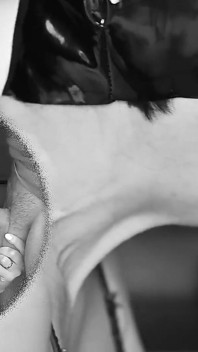MILF catwoman lutscht einen großen schwanz und schluckt das sperma und leckt es dann aus ihren händen in doppelansicht