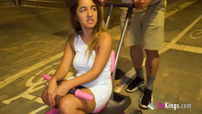 FAKings: Petite Babe Munequita Enfadada försöker underverk av hardcore sex!