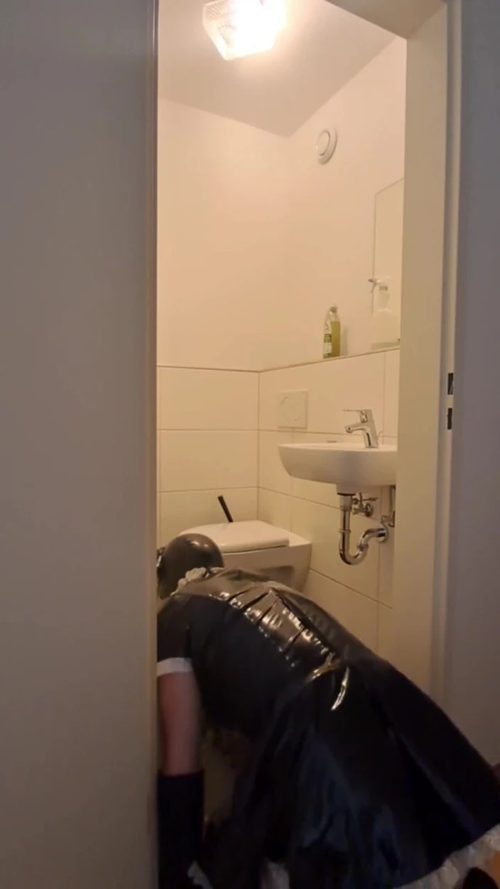 2GirlTs1Cock: Nô lệ giúp việc phục tùng lồng - dọn dẹp phòng...