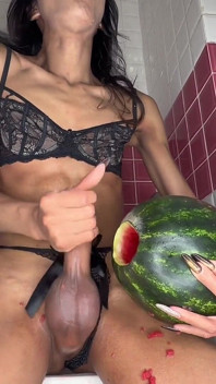 Watermelon Bekommt Einen Ladyboy Von Alice Groãÿem Schwanz Gefickt