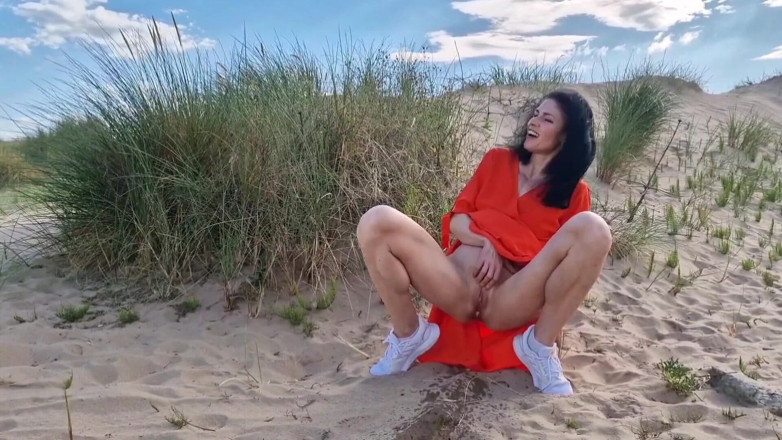 Nicky Brill: Exibicionista nua na praia