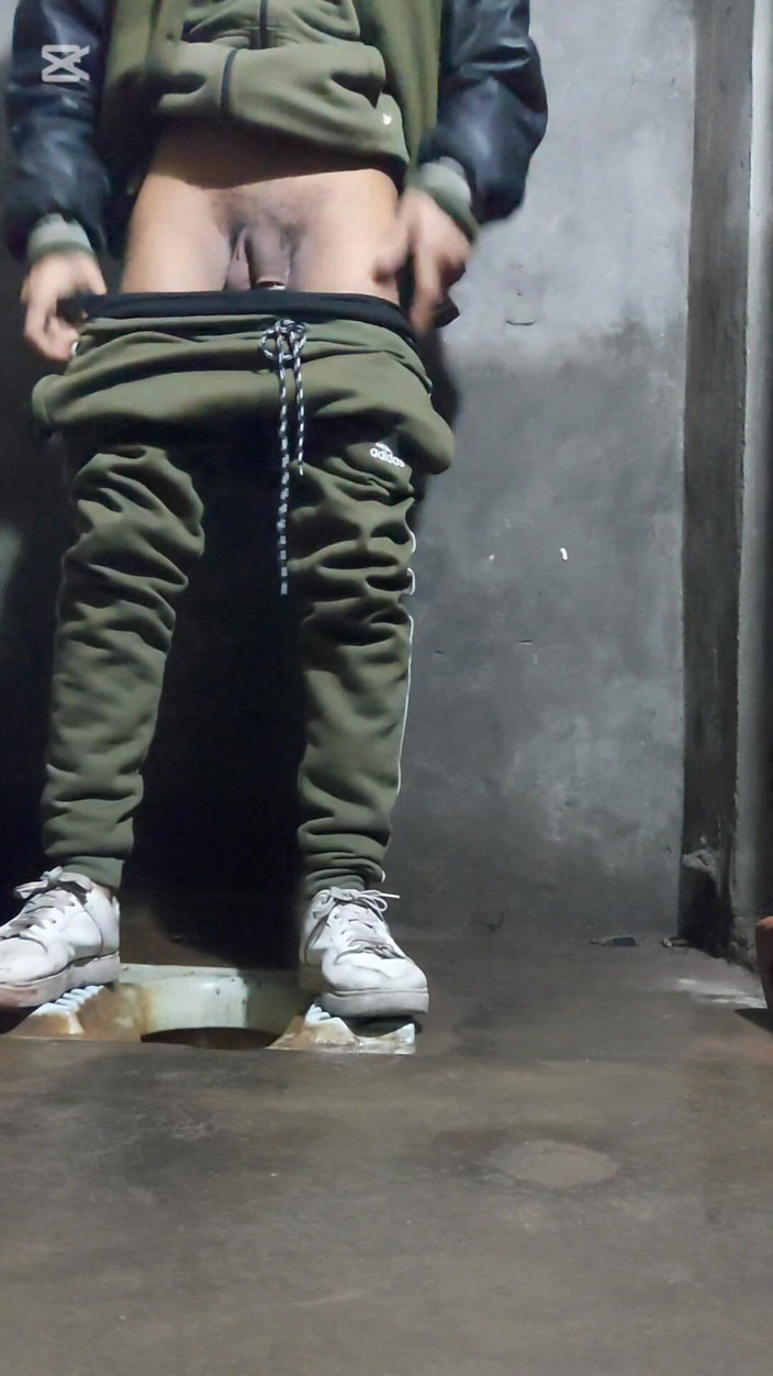 Zaid Valen: Cậu bé Pakistan trong phòng tắm nhà vệ sinh móc...