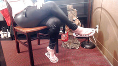 Abby Anna: Flip flop bota hrát v kožených kalhotách