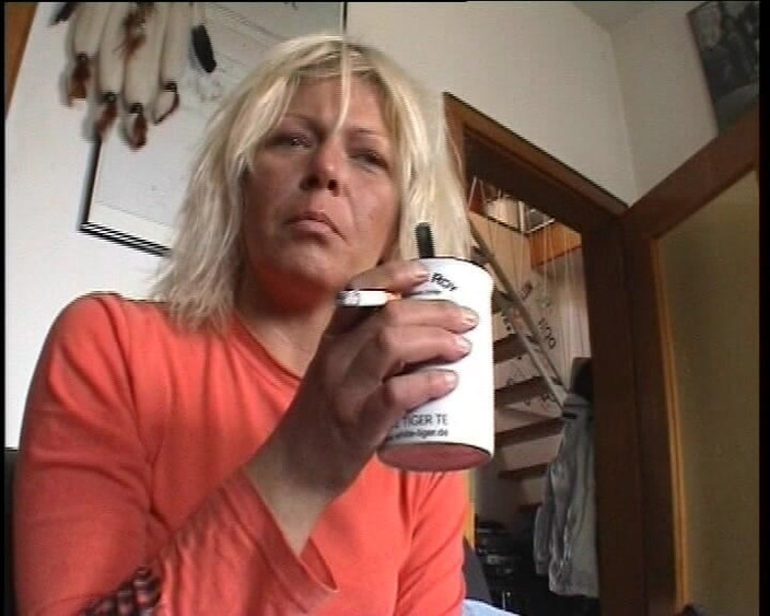 German Fuck Movie: Portato a Casa E Colpito in Faccia