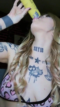 Seksi alternatif sarışın geğiriyor