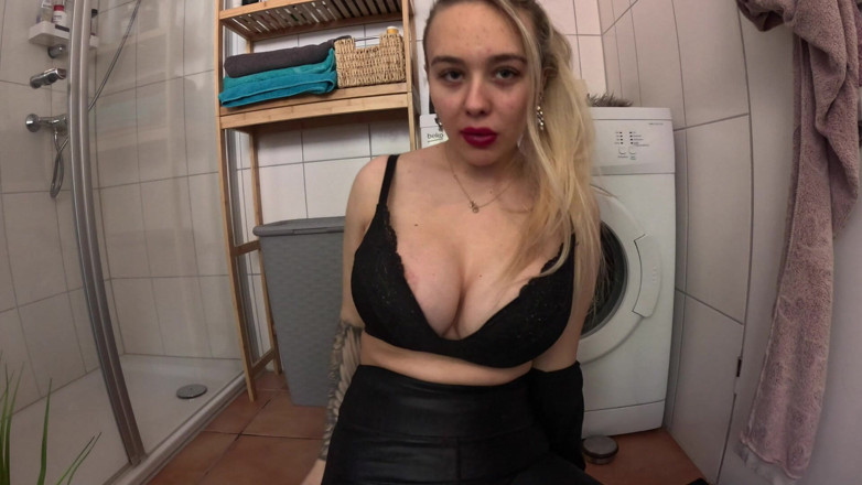 Queen_of_BDSM: Ta déesse fait éclater ta bite rapide !