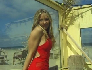 Flash Model Amateurs: Blond hora är redo att bli naken utomhus för några fina...