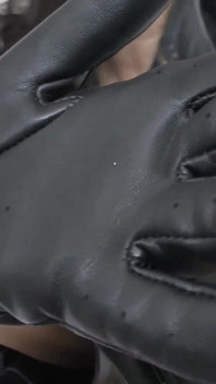 革手袋の匂いを嗅ぎ、パンツでイキ、JOI、POV、レディ・ヴィクトリア・ヴァレンテ
