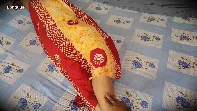 Riya Bonguus: 继母给足交然后操她毛茸茸的阴户