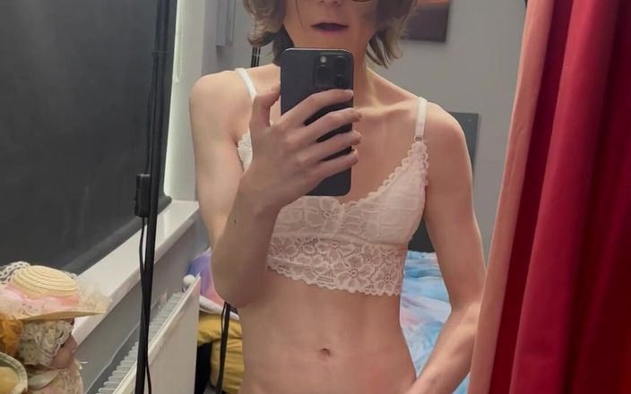 Kris Rose: Une trans coquine joue avec la bite de sa femme