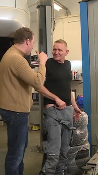 Kręcona dziewczyna robi trójkąt i a2m