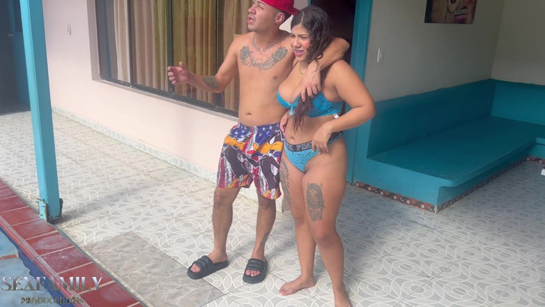 Bigboobssex: Pada hari yang panas, saya membuat rancangan kolam dengan adik...