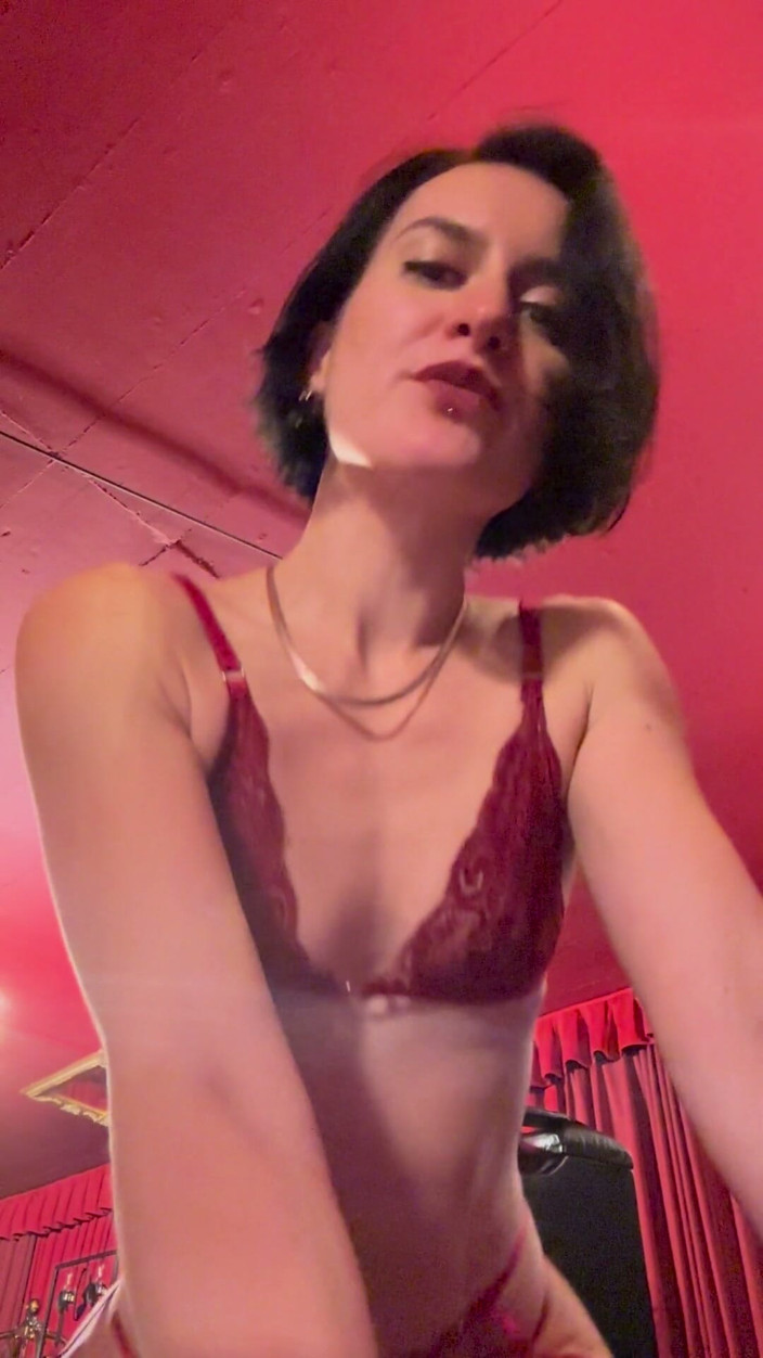 Miss Flora: Provocação de lingerie vermelha