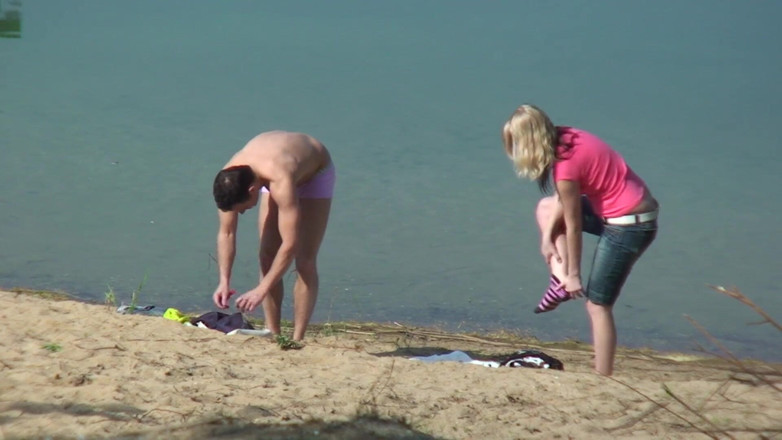 Out Sexxx: Coppia amatoriale scopa sulla spiaggia sicura di non essere vista
