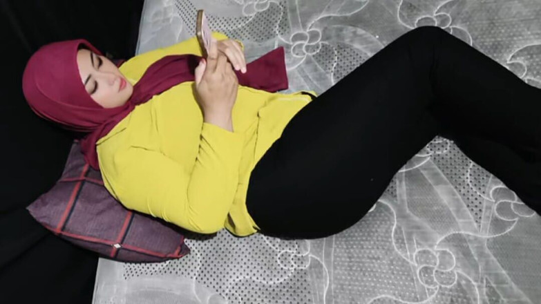 Ayuningsih: Азіатська мусульманська дівчина в хіджабі, частина 1