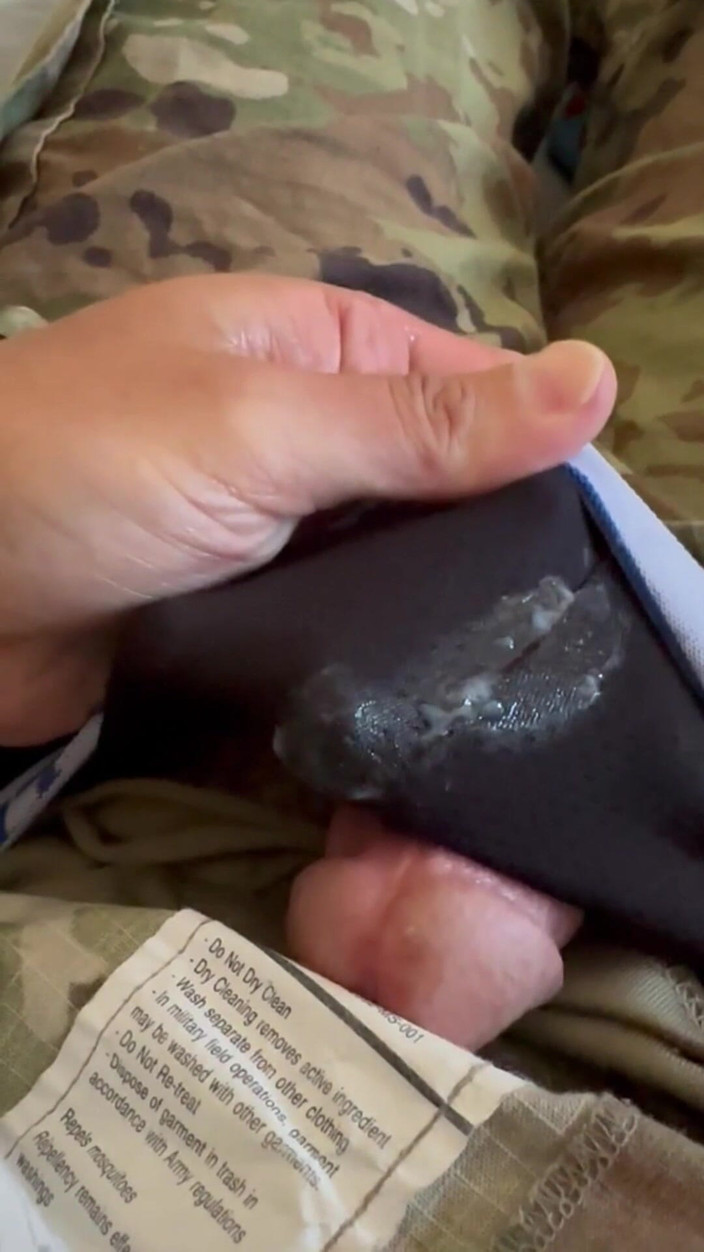 Gay Soldier Stuff: Armádní voják si honí v uniformě v černých ponožkách - natáčí náklad...