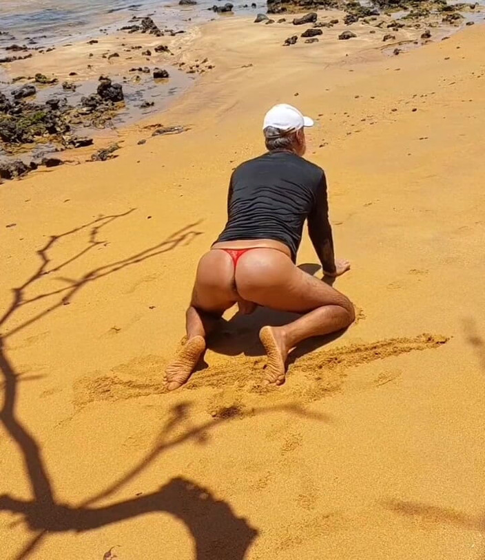 Ladysilvas: Ladysilva travestito con mutandine in spiaggia mostra il suo culo...