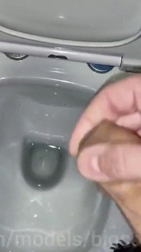 A Handsome Passerby in a Shopping Mall Sucks a Man's Huge Cock with Cum!