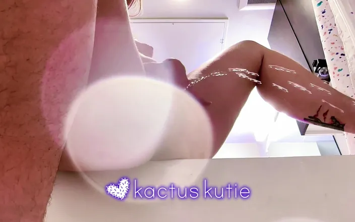 Kactus kutie: Spreading My Pussy to Pee
