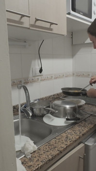 Enteada Cozinha O Jantar Com O Padrasto, as Coisas Ficam Atrevidas E Começam a Brilhar Na Cozinha