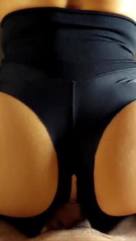 Ngentot pantat bahenol istrinya yang super hot