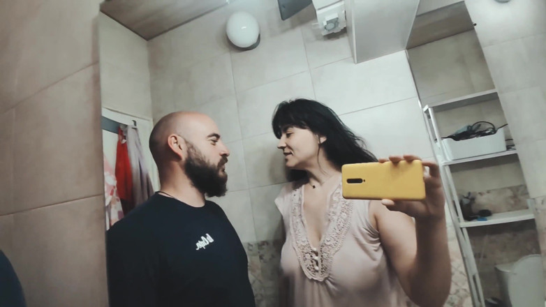Hairy Homemade Amateur Orgasms: Pișare în gura soțului - fetiș cu umilință