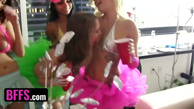 BFFS: BFFS - iubite țâțoase în bikini sexy neon se dezlănțuie cu jucării sexuale și...