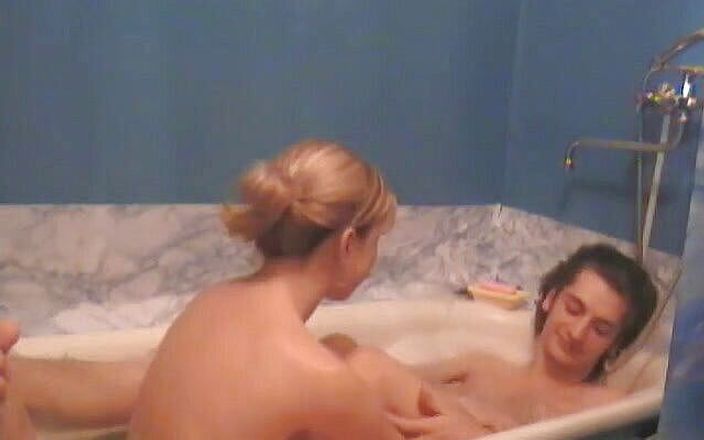 Young Libertines: Heet zeepachtig bad perfect voor seks
