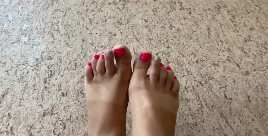 Lux Eva: ペイントされたメールドの足フェチ