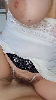 Sıcak MILF sevgilisine özel olarak biniyor ve beni baştan aşağı doyuruyor