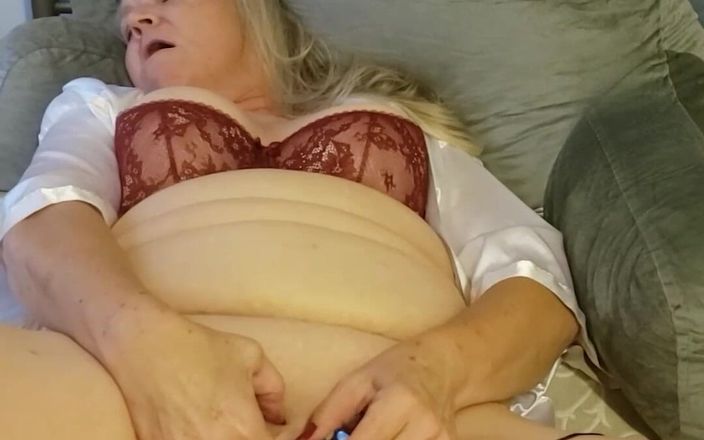 Momma Vee: Горячая зрелая толстушка трахает ее дилдо! Хорошо подрочить мужикам и девушкам!