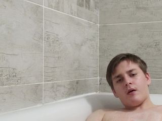 Dustins: Molliger junge zeigt füße in der badewanne