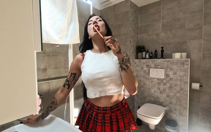 No panties TV: สาวสีผมบรูเน็ตคนสวยนมใหญ่ในห้องน้ําพากางเกงในผ้าซาตินสีแดงของเธอโชว์หีเนื้อแน่นๆ และตูดเปลือยโป๊