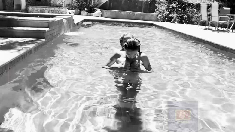 Zona Divas NET: Classic Brett and Celeste Lesbian Sex Poolside