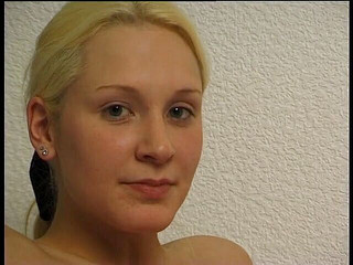 Lucky Wankerz: Blondýna s velkými bradavkami masturbuje