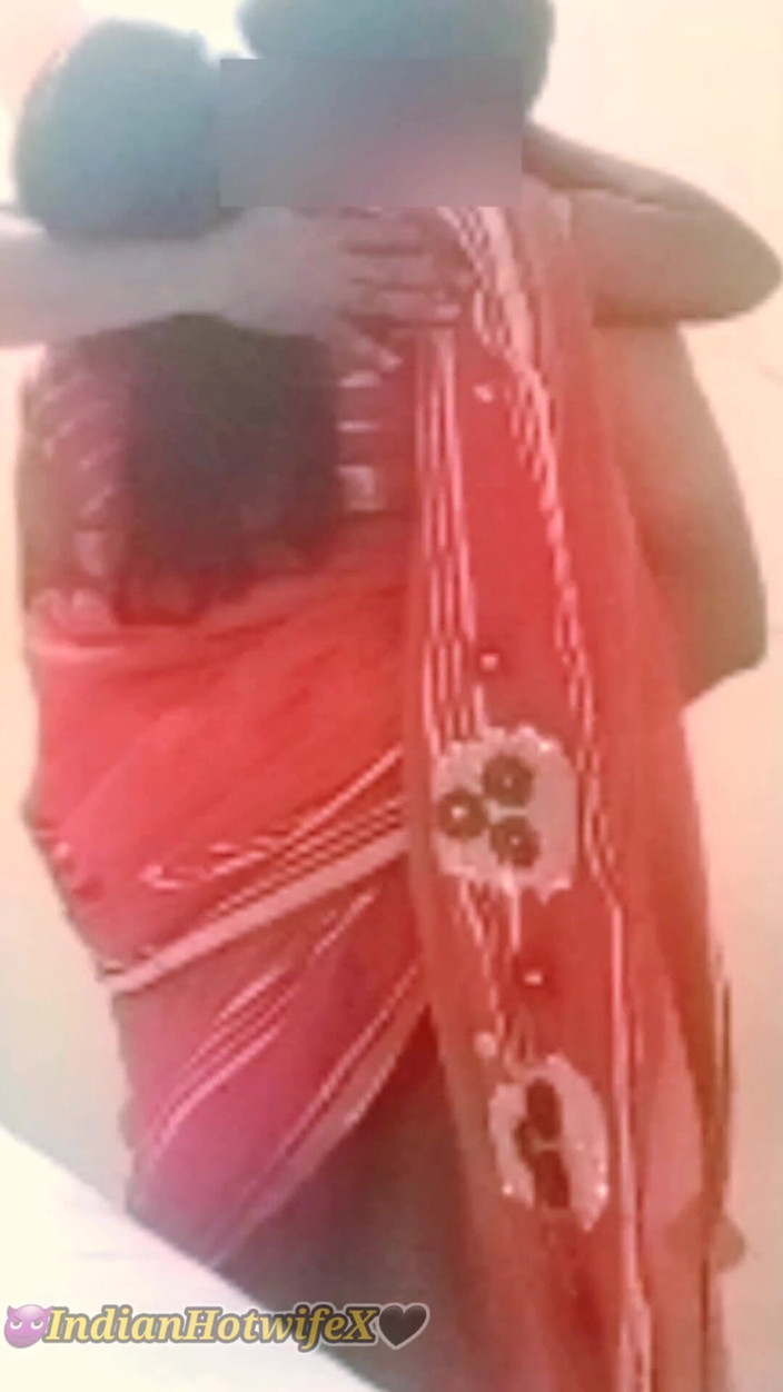 RenuRaj: 泰米尔饥渴的胖女人妻 latha 裸体纱丽与绿帽男老公的朋友挑逗和浪漫！