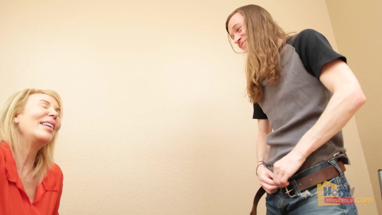 Horny Household: Huwelijkse voetenbeurt met milf gevangene